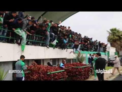 لحظة انهيار السياج الحديدي لأحد ملاعب المغرب