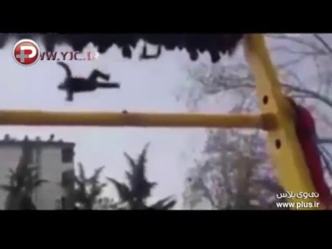 بالفيديو شاهد لحظة سقوط شاب من أعلى لعبة في الملاهي