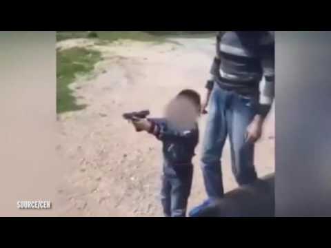 والد يعلم ابنه إطلاق النار من مسدسه يثير الجدل في تركيا
