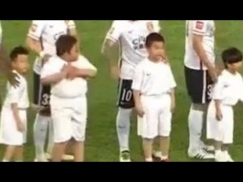 الأرجنتيني لافيتزي يخطف الأضواء بمداعبة طفل سمين في الدوري الصيني