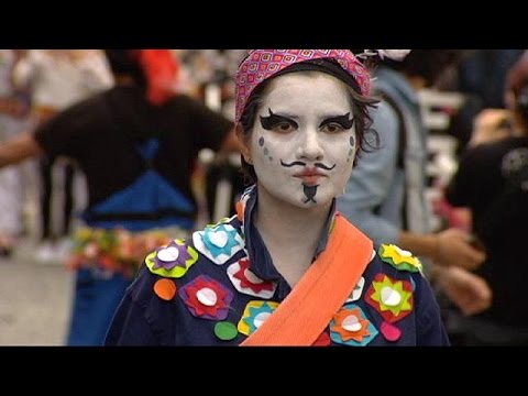 البْرُوكسِيلِيُّون يكتسحون شوارع مدينتهم في مسيرة بهيجة قلبًا لصفحة هجمات الميترو والمطار