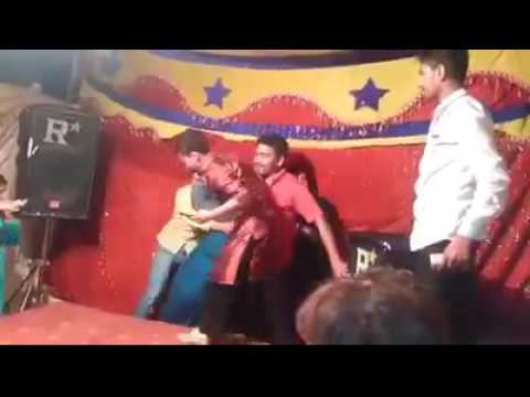 حركات غريبة تنتهي بسقوط مضحك للراقصة