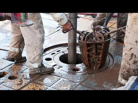 سعر برميل النفط يتجاوز 50 دولارًا