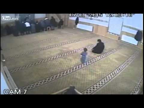 طفل يتسبب في سقوط مسن أثناء الصلاة