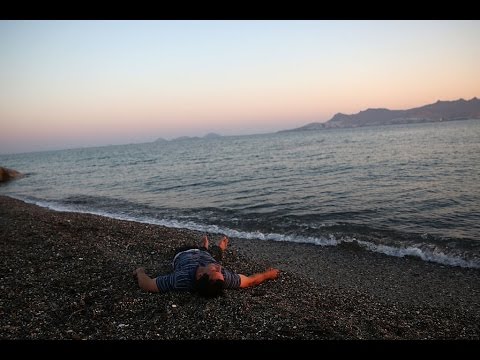 الأمواج تجرف جثث 85 مهاجرًا لساحل غرب ليبيا