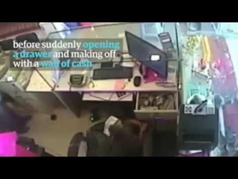 شاهد قرد يسرق محل مجوهرات ويلوذ بالفرار