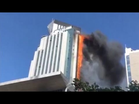 بالفيديوشاهد لحظة اندلاع حريق هائل فى ناطحة سحاب صينية