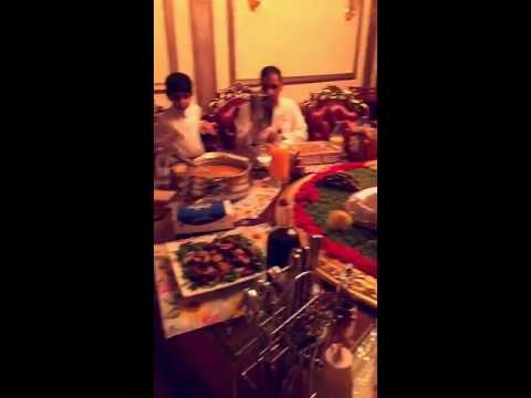 شاهد عائلة سعودية تفطر على سفرة متحركة