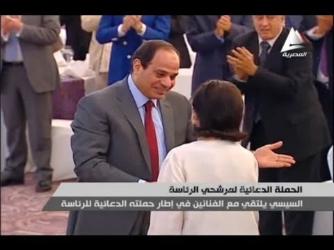 السيسي يقطع حديثه ليصافح الفنانة فاتن حمامة
