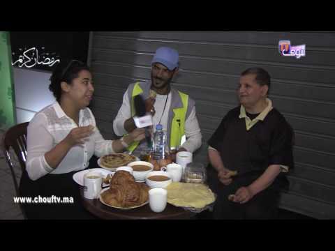 بالفيديو حارس سيارات يفطر في الزنقة في جو بسيط ورائع