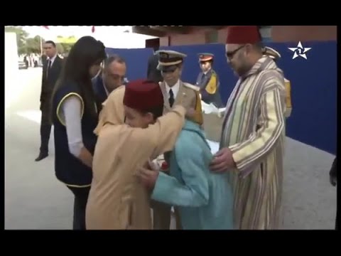 عناق المواطنين للملك محمد السادس وولي العهد