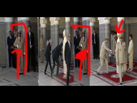 الحارس المقرب للملك محمد السادس يهمس في أذنه