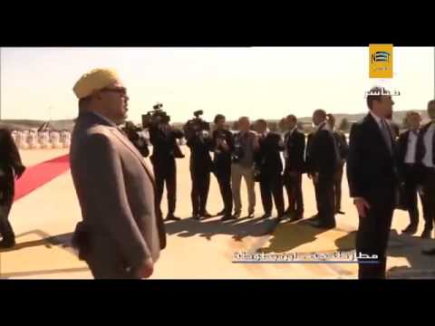 الملك محمد السادس يأمر المرافق الصعود للطائرة