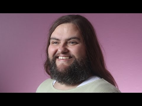 فيديو سيدة تتوقف عن حلق ذقنها