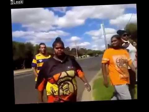 بالفيديو شجار عنيف بين فتاتين في وسط الشارع العام