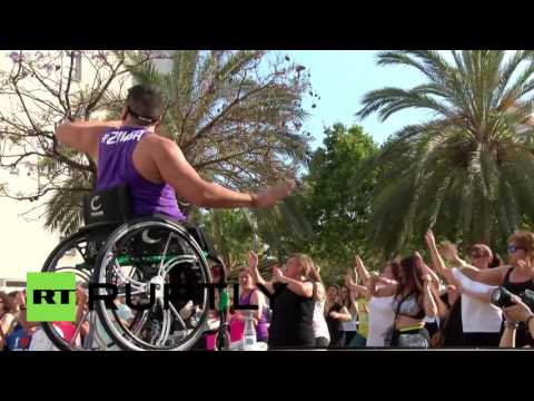 شاب من ذوي الحاجات الخاصة يدرب راقصي الزومبا