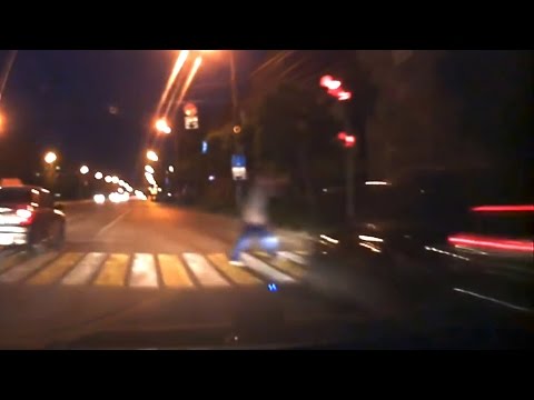 متهور يفلت من إشارة مرورية لتصدمه آخر سيارتها