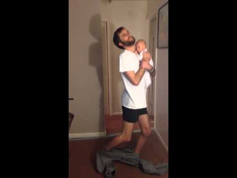 رجل ينجح في ارتداء ملابسه مع حمل الرضيع