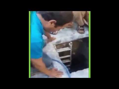 شاهد لحظة إنقاذ طفلة سقطت داخل بالوعة