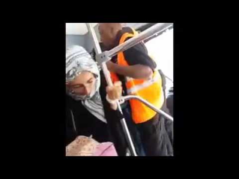لحظة اعتداء مراقب حافلة على شاب