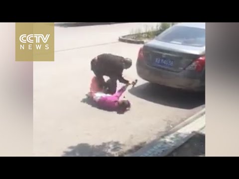 لص يحاول طعن فتاة بالسكين