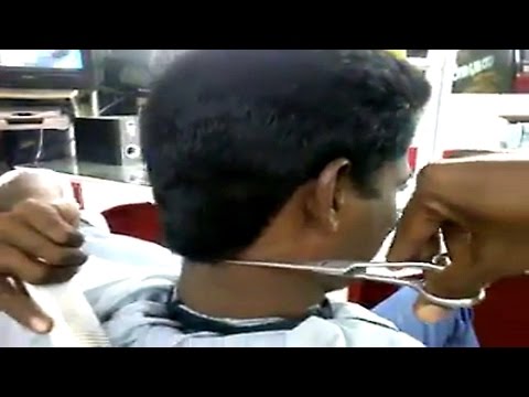 هندي يحلق شعره بمهارة عالية