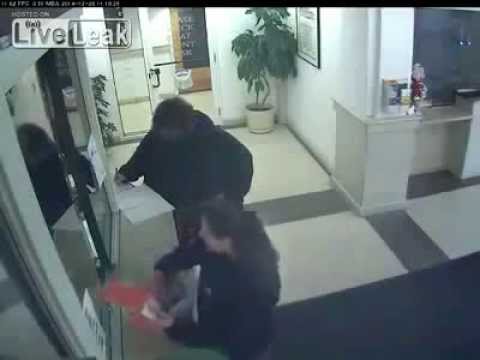 امرأة تقذف ضابط بالطعام بسبب صرصار