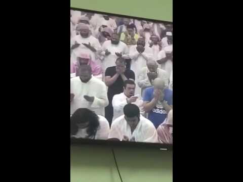 رد فعل شاب مصاب بـمتلازمة دون تجاه مصلي يبكي