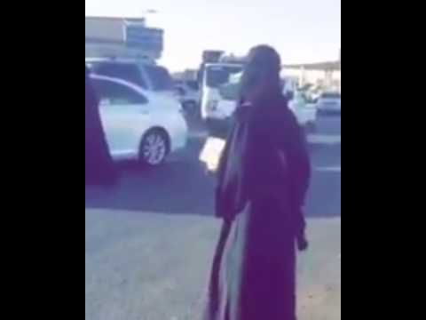 شاهد فتيات يوزعن وجبات الإفطار على المارة يثير جدلًا في السعودية