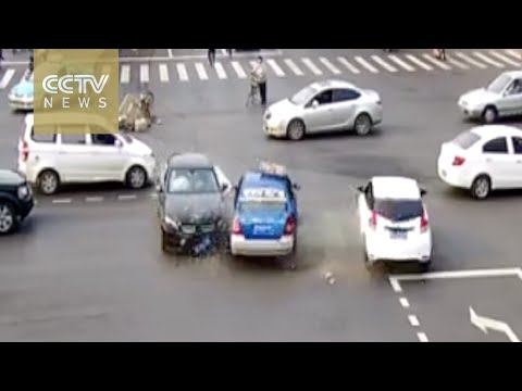 سائق مخمور يتخطى الإشارة الحمراء ويصطدم بـ6 سيارات