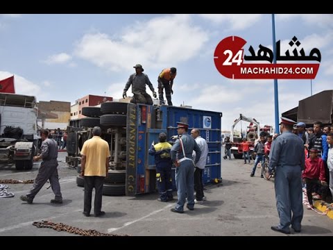 بالفيديو  انقلاب شاحنة كبيرة لنقل السلع في الدار البيضاء