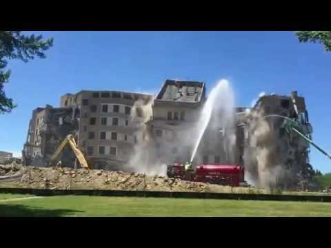 شاهد أغرب طريقة لهدم مبنى ضخم