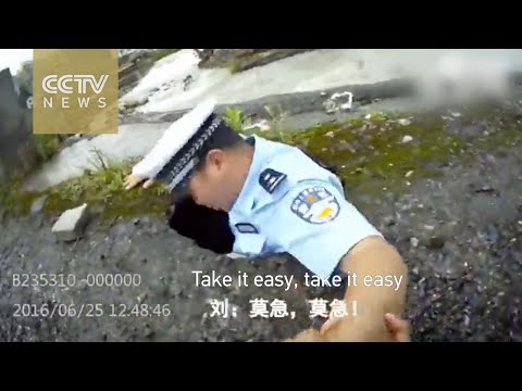 مواقع التواصل تمدح شرطى سقط في بالوعة ورفض المساعدة