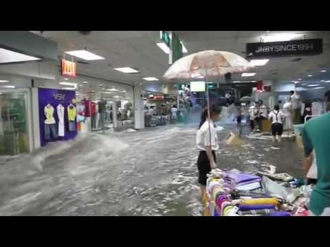 الأمطار تحول مركز تجاري لنهر