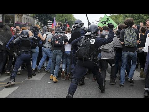 شاهد مظاهرات عمالية ضخمة في فرنسا