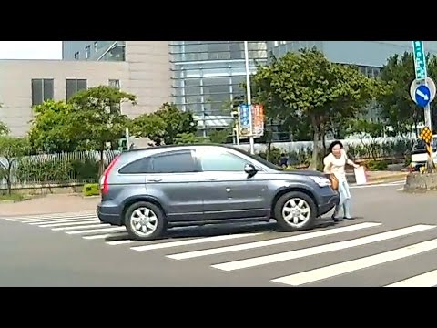 بالفيديو شاهد امشى عدل تدهسك سيارة مرتين