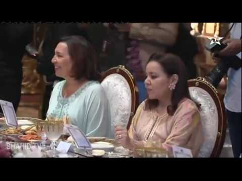 ميشيل أوباما وابنتاها يرتدين العباءة المغربية