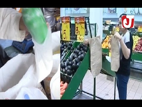 أصحاب المحلات التجارية ينفون الاستغناء عن الأكياس البلاستيكية