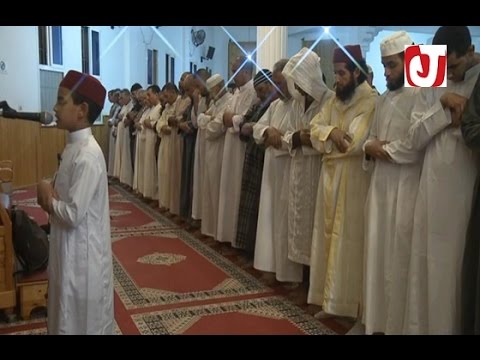 الطفل أسامة الحسيمي امامًا للمصلين في مدينة سلا في المغرب