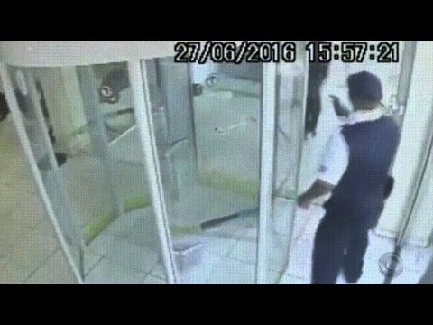 حارس أمن يترك 3 لصوص مسلحين