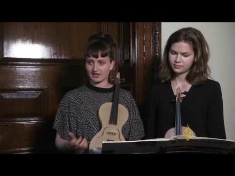 مهندس يصنع آلة كمان من خيوط العنكبوت