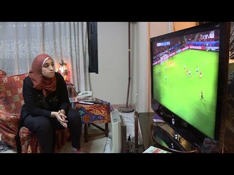 طبيبة اسنان مصرية تحترف تحليل كرة القدم الأوروبية