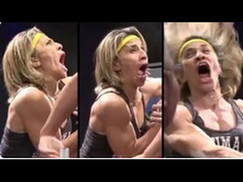 لاعبة رياضية تصرخ بطريقة غريبة للفوز