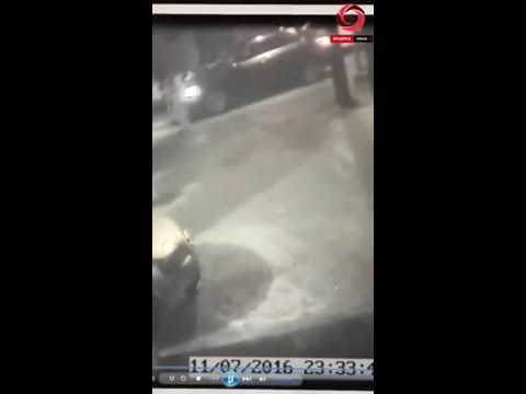 لحظة تعرض فتاة لبنانية للسرقة داخل سيارتها