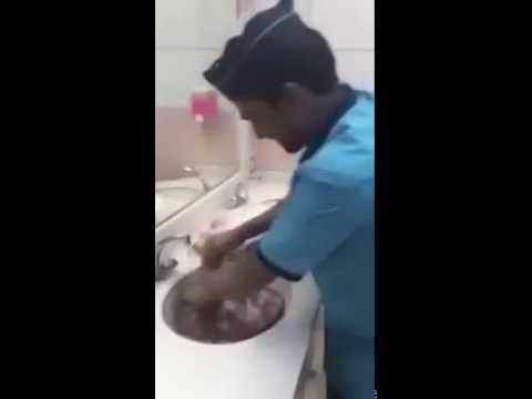 عامل مطعم يغسل لحوما في مغاسل مخصصة للزبائن في جدة