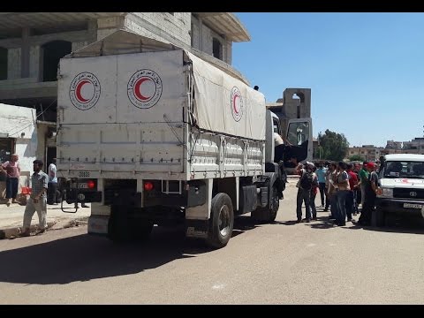 شاهد أول قافلة مساعدات منذ حزيران تدخل حيًّا محاصرًا في حمص السورية