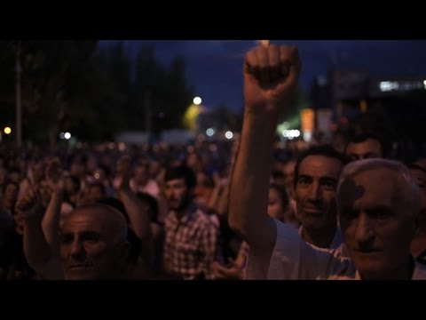شاهد مظاهرات  في العاصمة الأرمينية  تطالب بإسقاط الرئيس وحكومته