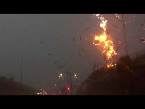 صاعقة برق تفتت عامود إنارة فى ثانية