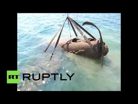 جنود روس ينتشلون طائرة il2 تعود للحرب العالمية الثانية