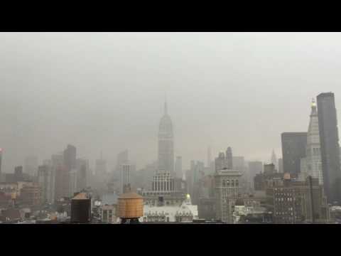 لحظة ضرب صاعقة برق مبنى إمباير ستيت